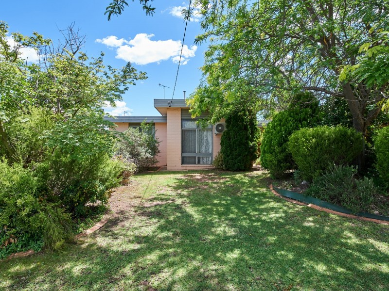 33 Nixon Crescent, Tolland NSW 2650