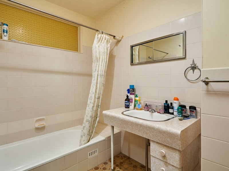 33 Nixon Crescent, Tolland NSW 2650