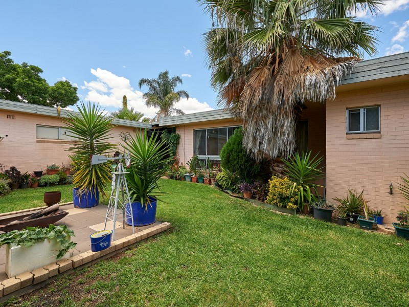 33 Nixon Crescent, Tolland NSW 2650