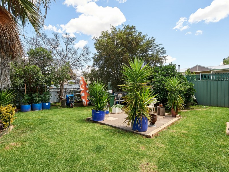 33 Nixon Crescent, Tolland NSW 2650