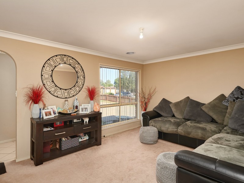 7 Eaton Street, Ashmont NSW 2650