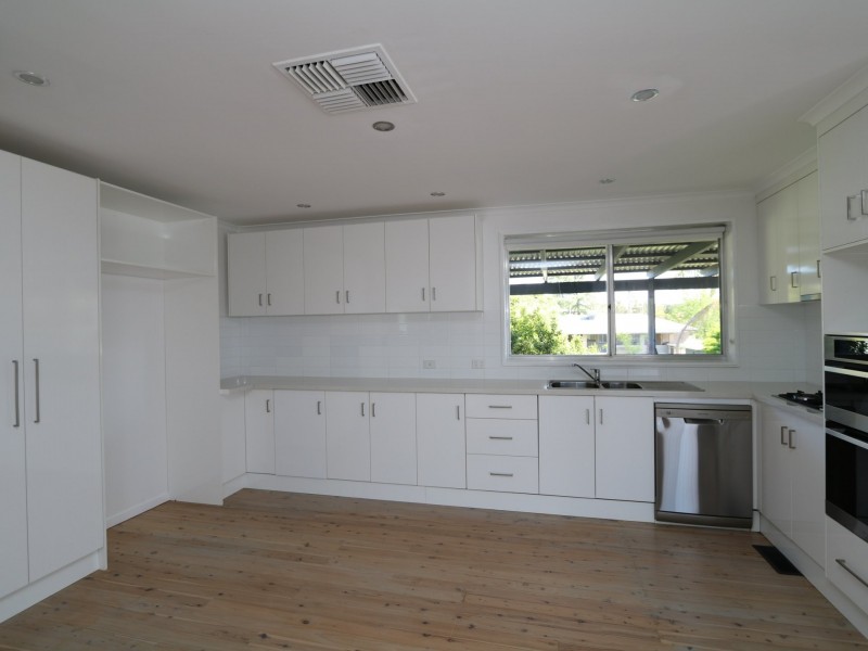 64 Nixon Crescent, Tolland NSW 2650