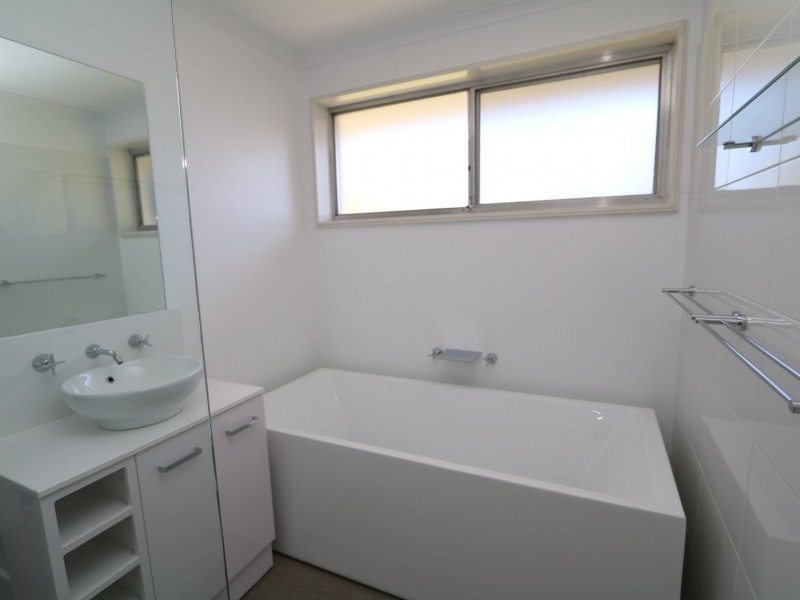 64 Nixon Crescent, Tolland NSW 2650