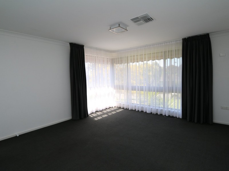 64 Nixon Crescent, Tolland NSW 2650