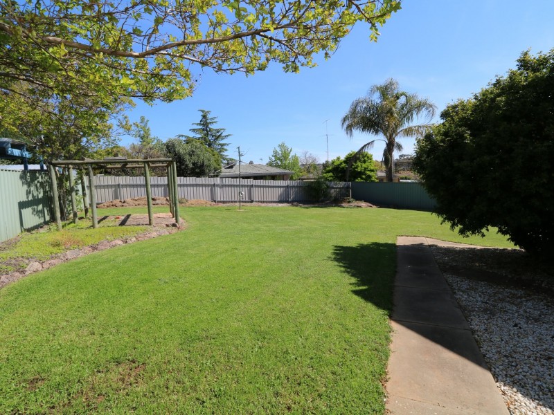 64 Nixon Crescent, Tolland NSW 2650