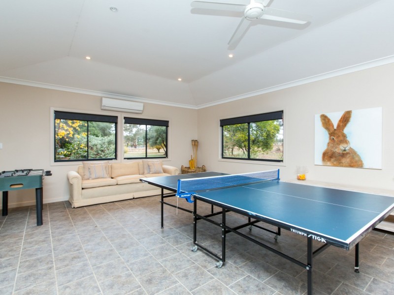 25 Cummins Drive, San Isidore NSW 2650