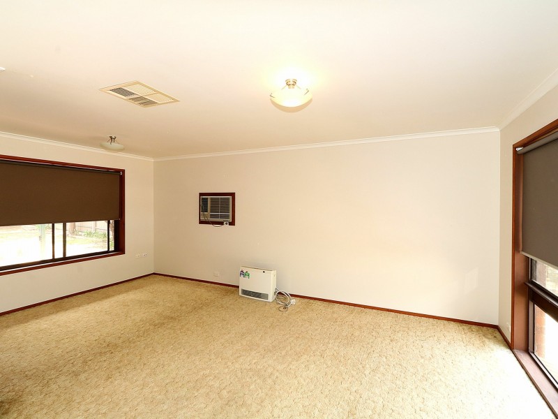 8 Pugsley Avenue, Estella NSW 2650