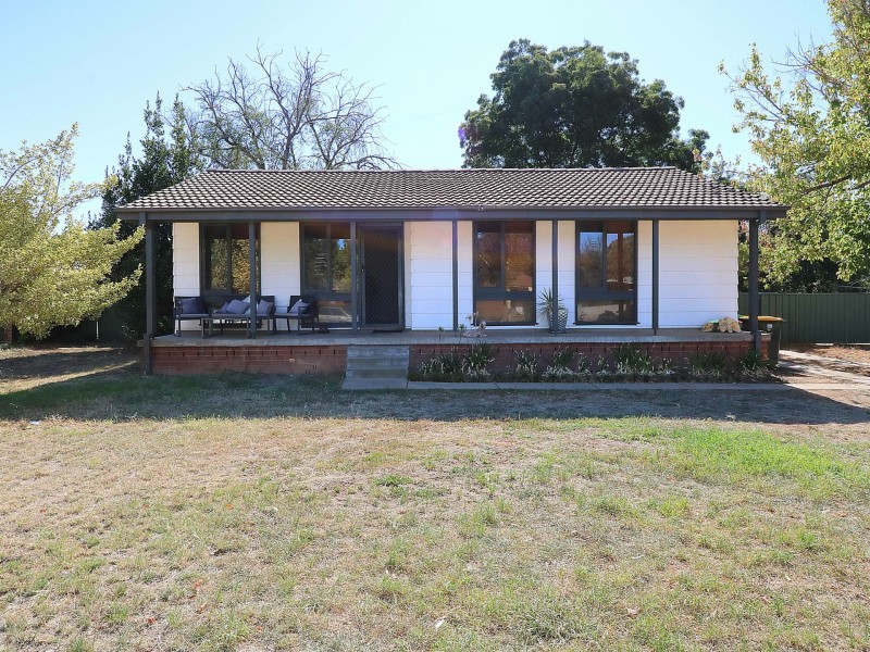 5 Meads Place, Mount Austin NSW 2650