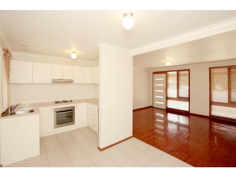 5 Meads Place, Mount Austin NSW 2650