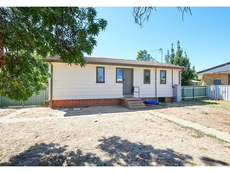 5 Meads Place, Mount Austin NSW 2650