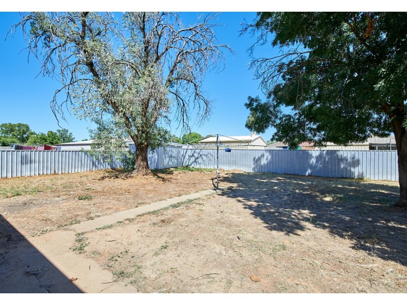 5 Meads Place, Mount Austin NSW 2650