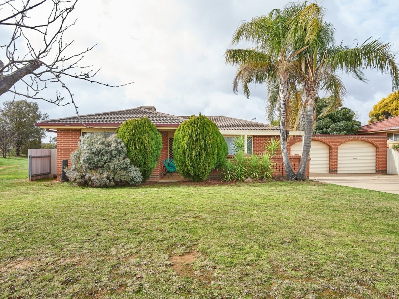 39 Bamarook Crescent, Glenfield Park NSW 2650