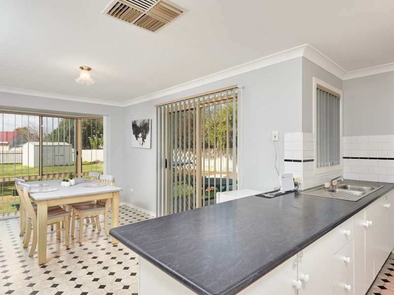 39 Bamarook Crescent, Glenfield Park NSW 2650