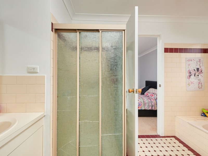 39 Bamarook Crescent, Glenfield Park NSW 2650