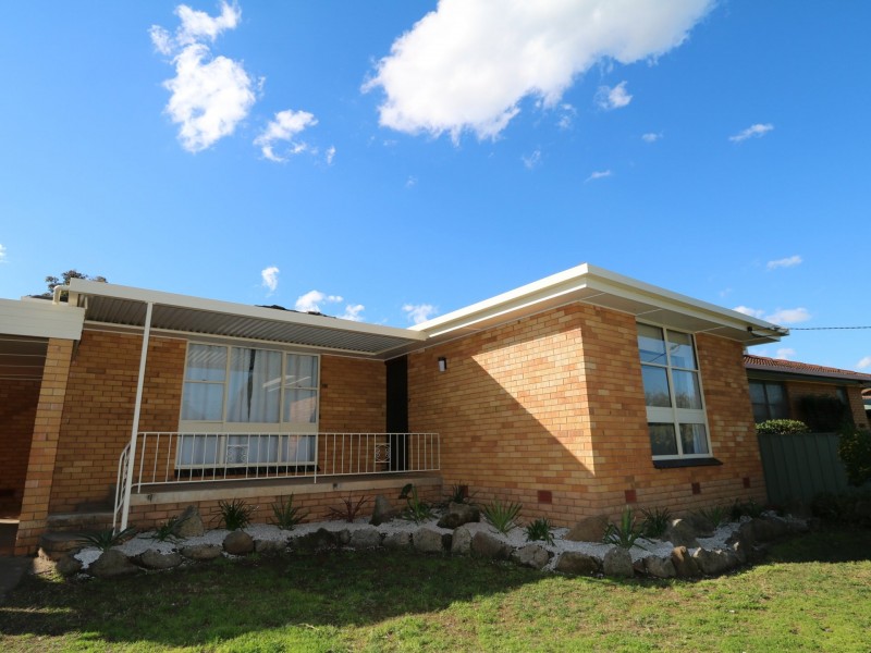 11 Tinga Crescent, Kooringal NSW 2650