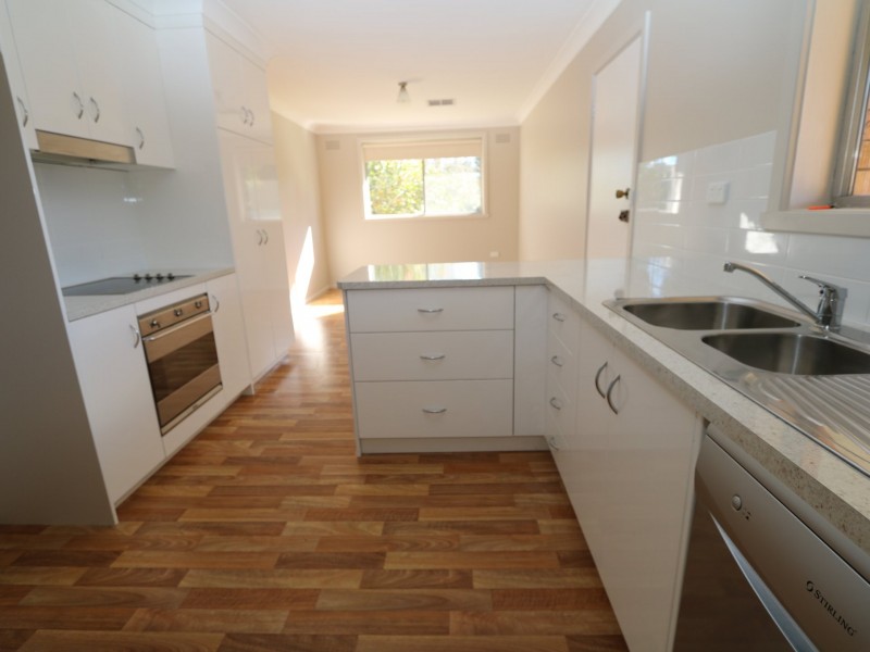 11 Tinga Crescent, Kooringal NSW 2650