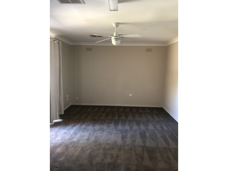 11 Tinga Crescent, Kooringal NSW 2650