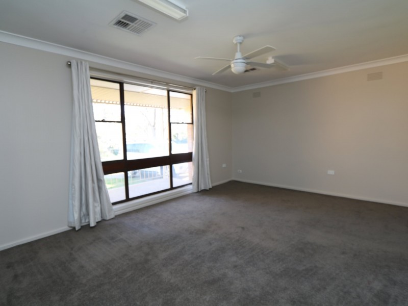 11 Tinga Crescent, Kooringal NSW 2650
