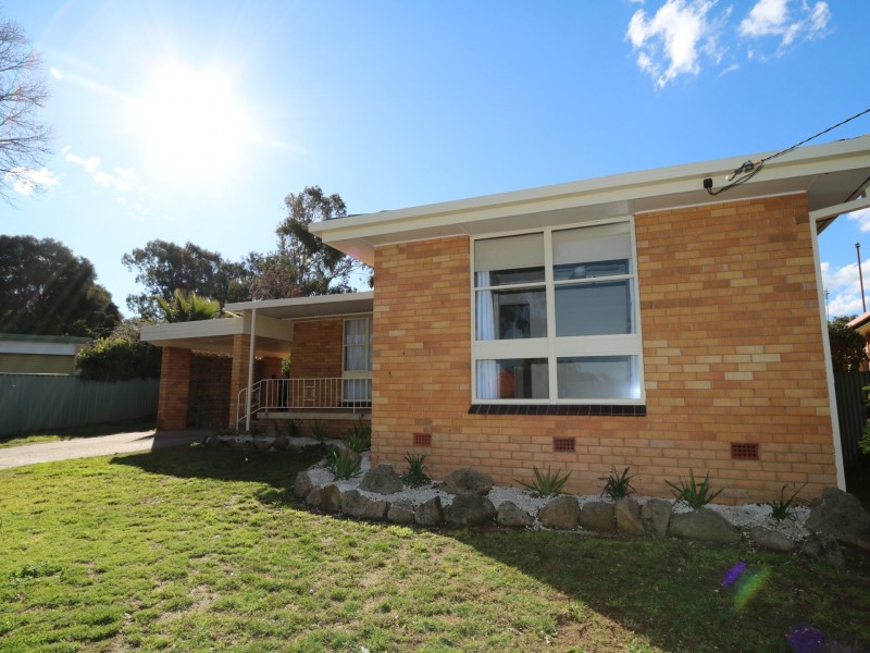 11 Tinga Crescent, Kooringal NSW 2650