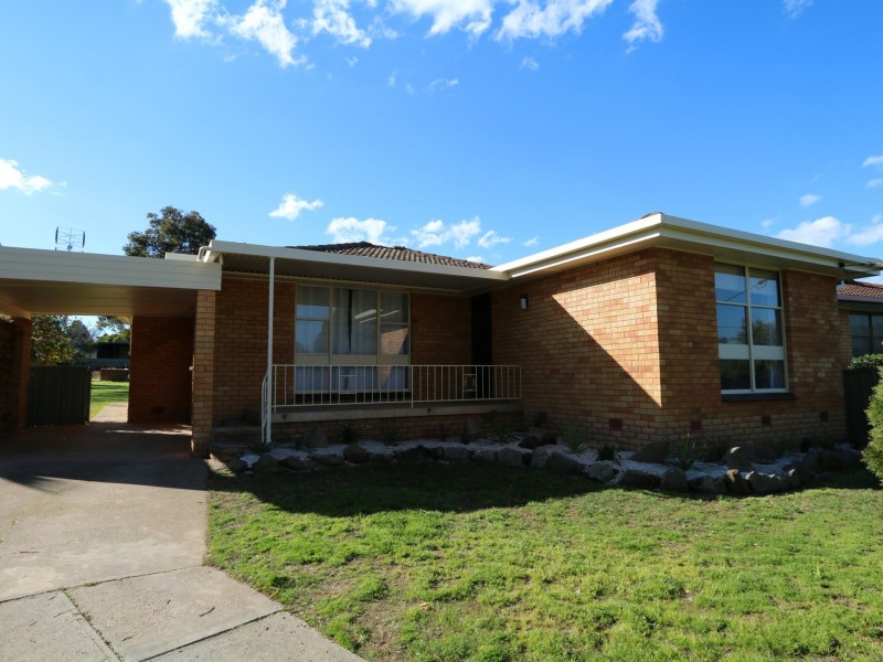 11 Tinga Crescent, Kooringal NSW 2650