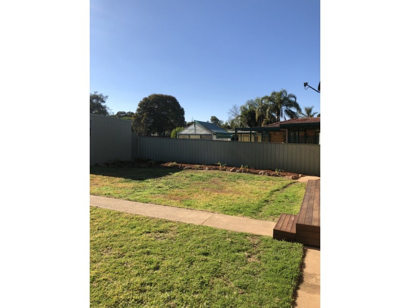 11 Tinga Crescent, Kooringal NSW 2650