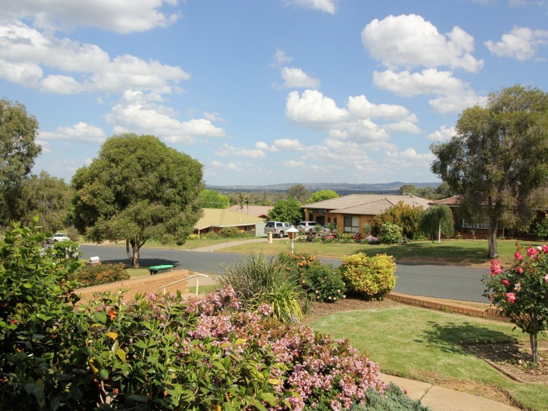 5 Henwood Ave, Kooringal NSW 2650