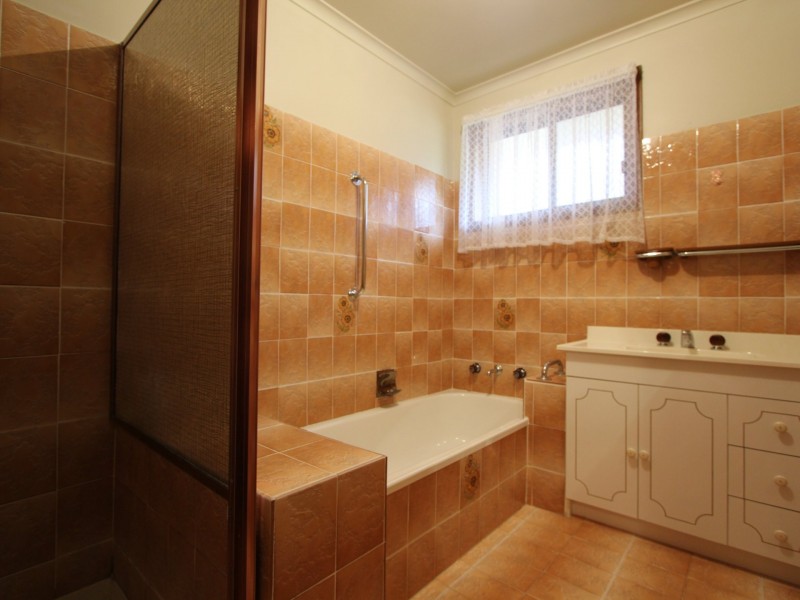 5 Henwood Ave, Kooringal NSW 2650