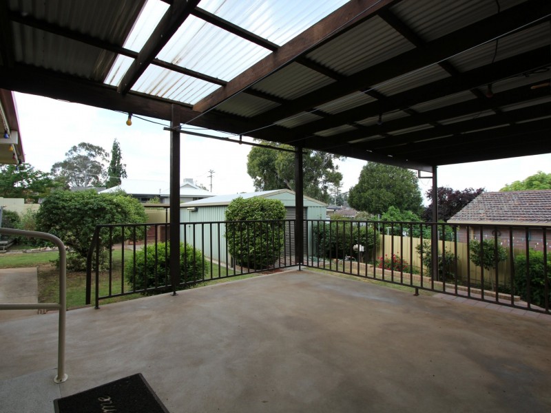 5 Henwood Ave, Kooringal NSW 2650
