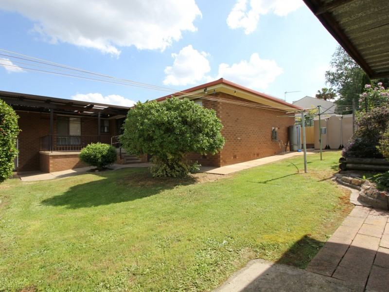 5 Henwood Ave, Kooringal NSW 2650