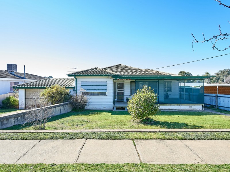 1 Tichborne Crescent, Kooringal NSW 2650