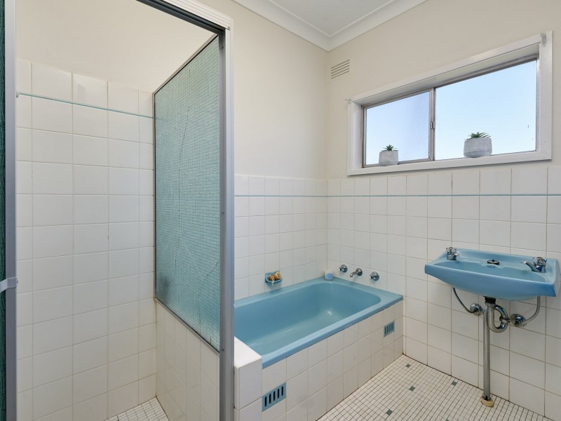 1 Tichborne Crescent, Kooringal NSW 2650