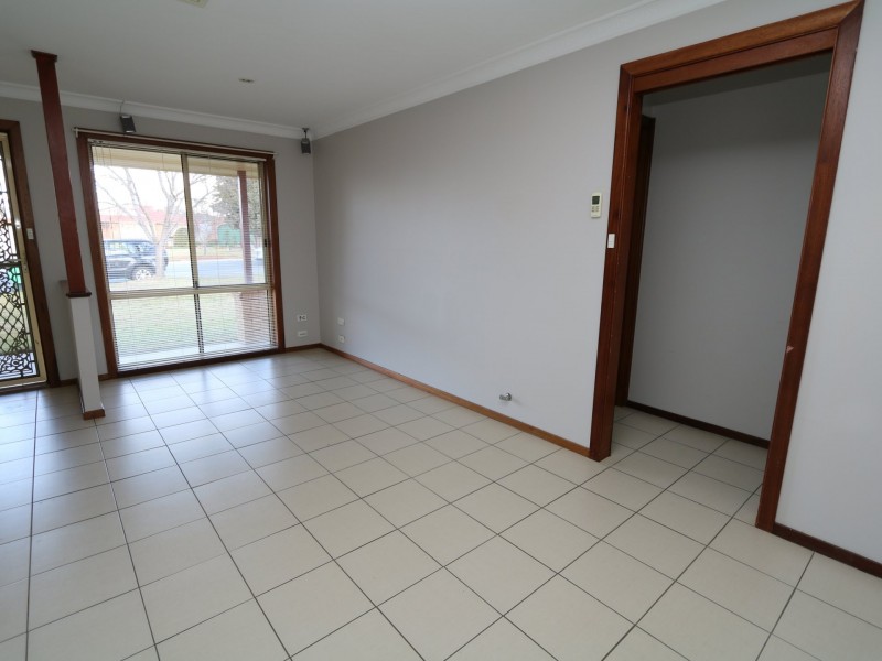 83 Dalman Pkwy, Glenfield Park NSW 2650
