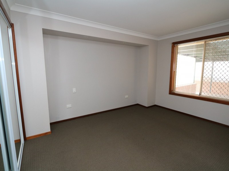 83 Dalman Pkwy, Glenfield Park NSW 2650