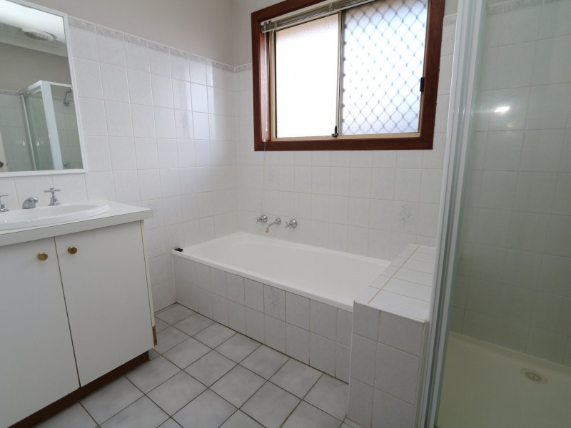 83 Dalman Pkwy, Glenfield Park NSW 2650