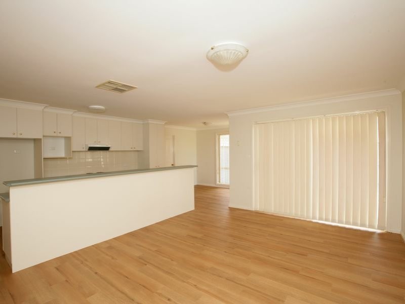 4 Paldi Crescent, Glenfield Park NSW 2650
