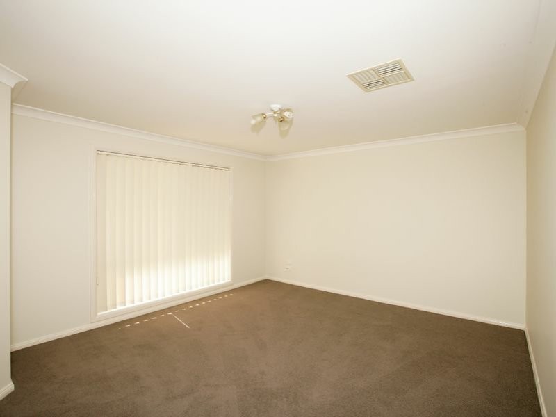 4 Paldi Crescent, Glenfield Park NSW 2650
