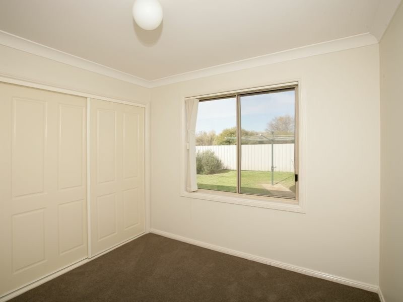 4 Paldi Crescent, Glenfield Park NSW 2650