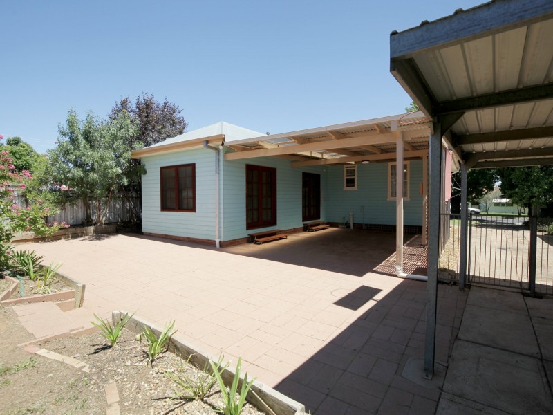 15 Macquarie Street, Mount Austin NSW 2650