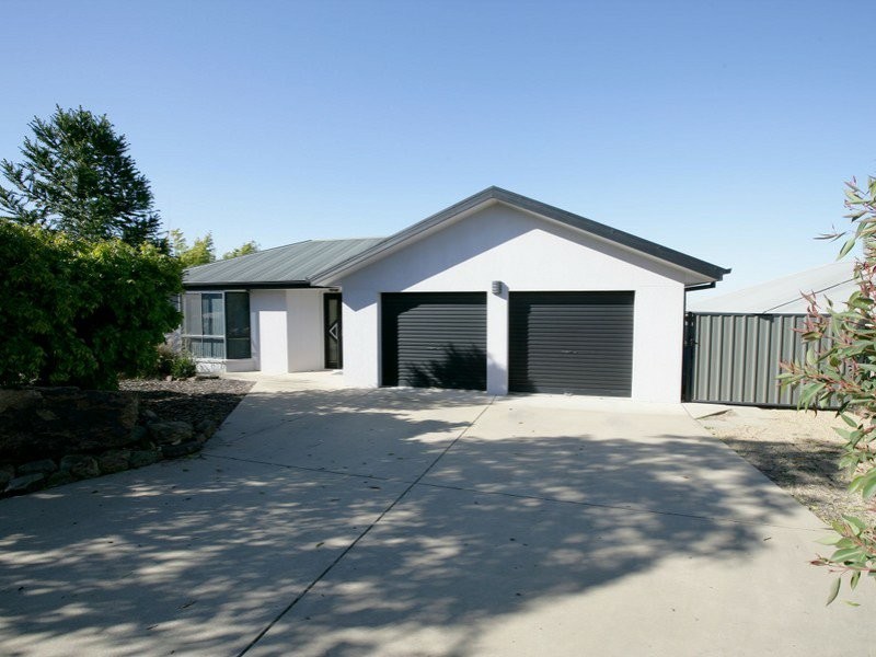 6 Skiff Place, Estella NSW 2650