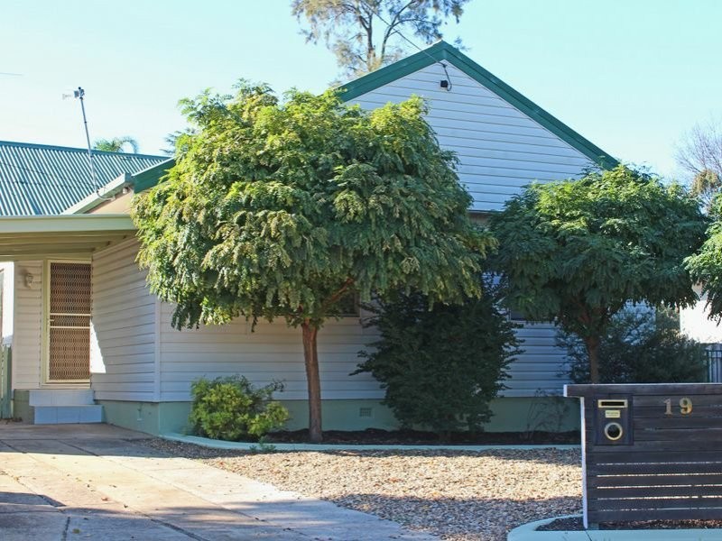 19 Nilma Ave, Mount Austin NSW 2650
