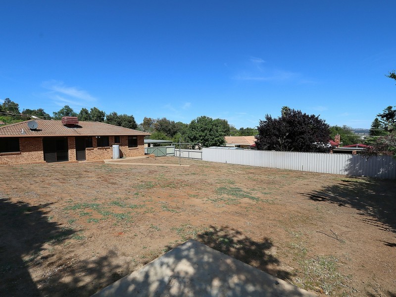 33 Allambie Way, Mount Austin NSW 2650