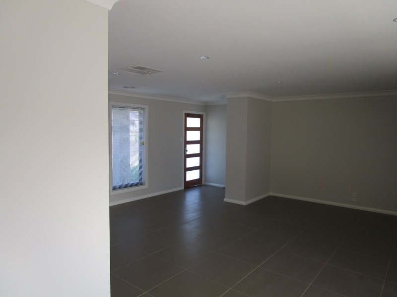 2/12 Paradise Drive, Gobbagombalin NSW 2650