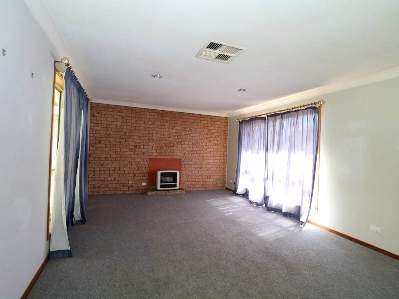 14 Bocquet Street, Lake Albert NSW 2650
