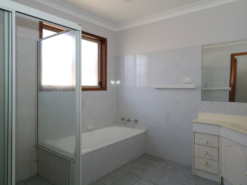 14 Bocquet Street, Lake Albert NSW 2650