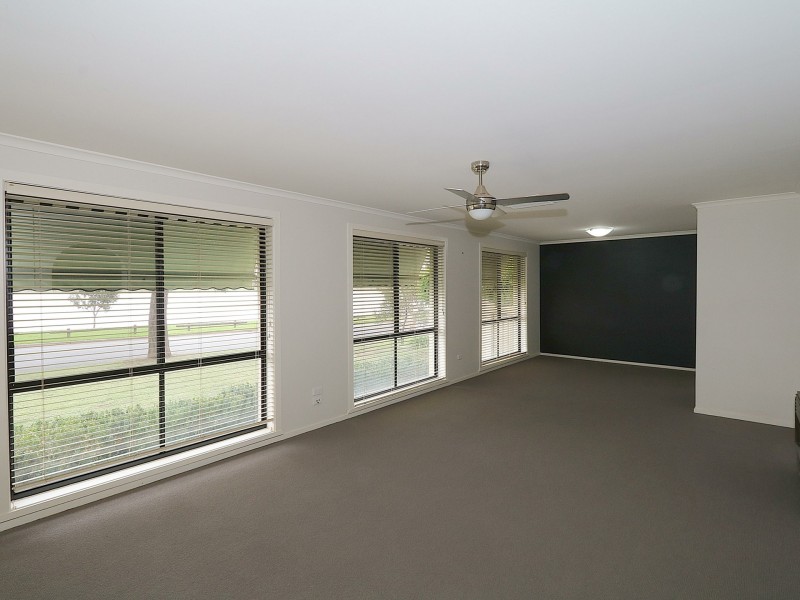 12 Eastlake Drive, Lake Albert NSW 2650