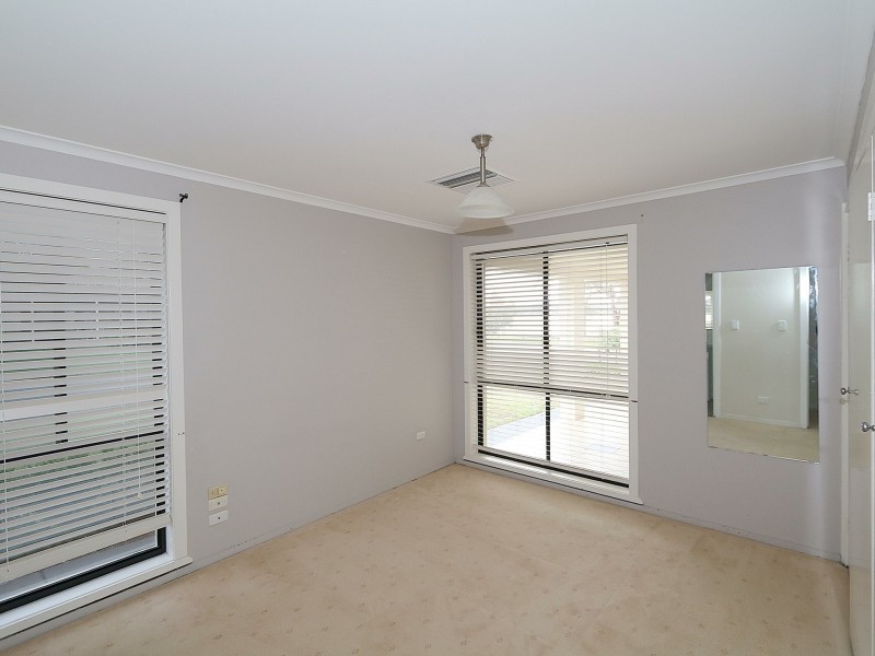 12 Eastlake Drive, Lake Albert NSW 2650
