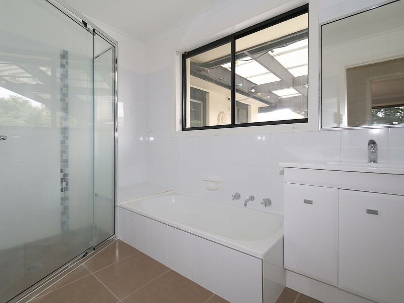 12 Eastlake Drive, Lake Albert NSW 2650