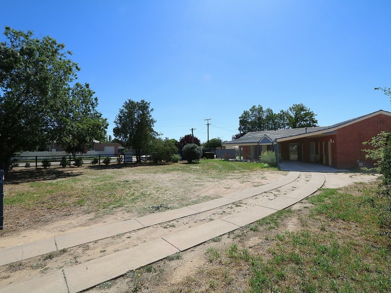 21 Inglis Street, Lake Albert NSW 2650