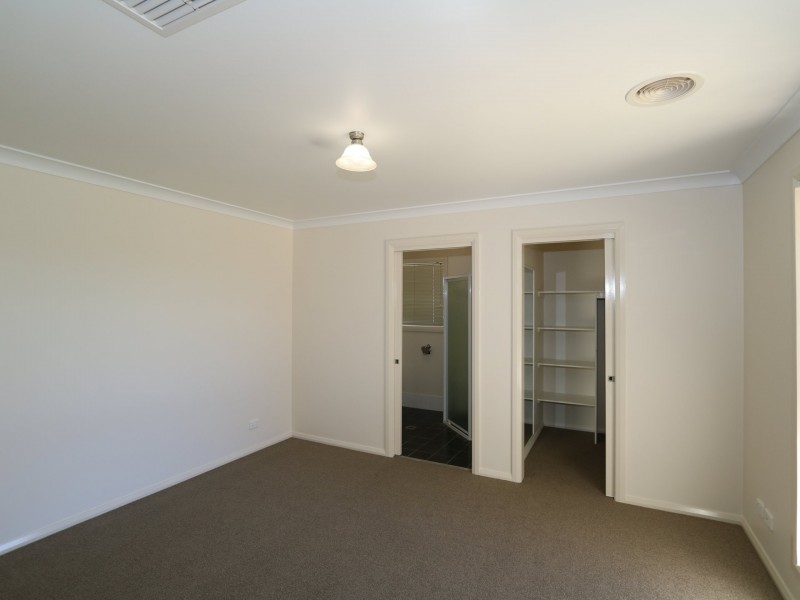 32 Barrima Drive, Glenfield Park NSW 2650