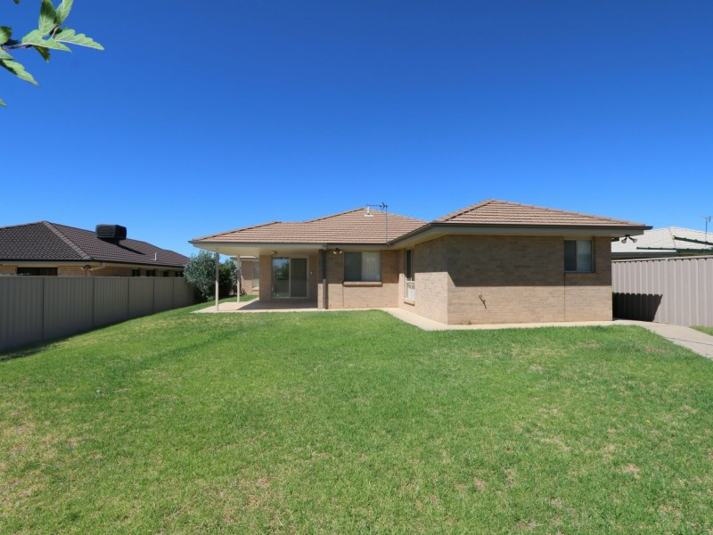 32 Barrima Drive, Glenfield Park NSW 2650